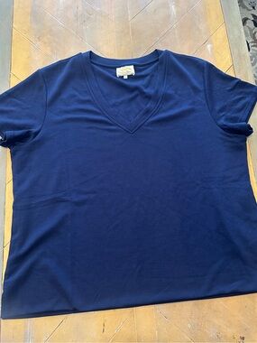 SSYS The Label navy V-neck tee